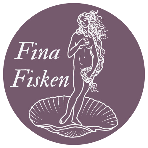 Logotyp för Fina Fisken med en lila bakgrund. Designen inkluderar en illustration av Venus, som framträder stiliserat och elegant i centrum, omgiven av en plommonfärg som förstärker det klassiska och estetiska intrycket.